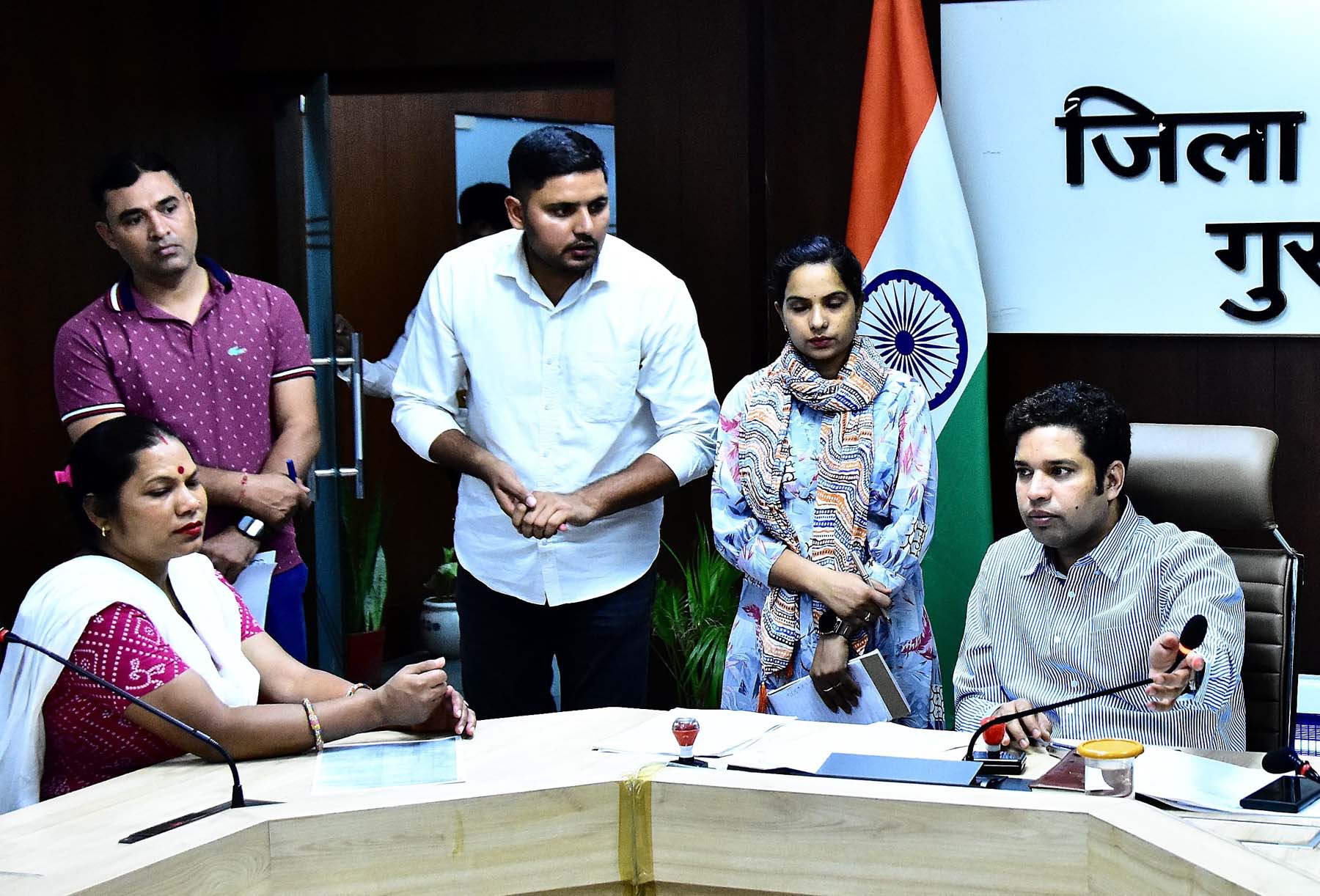 गुरुग्राम में समाधान शिविर में समस्याएं सुनते एसडीएम रविंद्र कुमार।