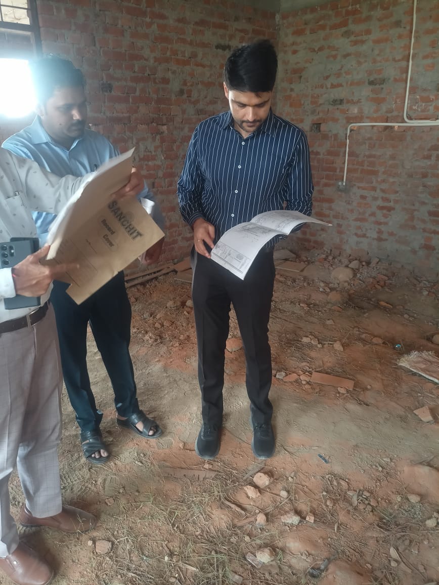 निर्माण कार्य को लेकर प्रपत्रों की जांच करते सीडीओ अभिषेक कुमार निर्माण कार्य को लेकर प्रपत्रों की जांच करते सीडीओ अभिषेक कुमार