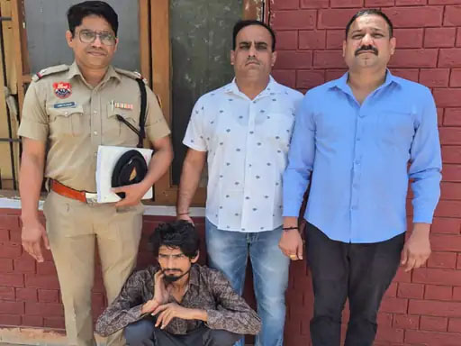 पुलिस गिरफ्त में आरोपी पुलिस गिरफ्त में आरोपी