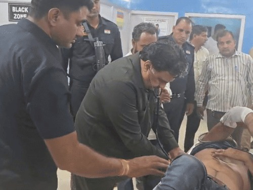 घायल का इलाज करते डिप्टी स्पीकर डॉ. कृष्ण मिड्ढा घायल का इलाज करते डिप्टी स्पीकर डॉ. कृष्ण मिड्ढा