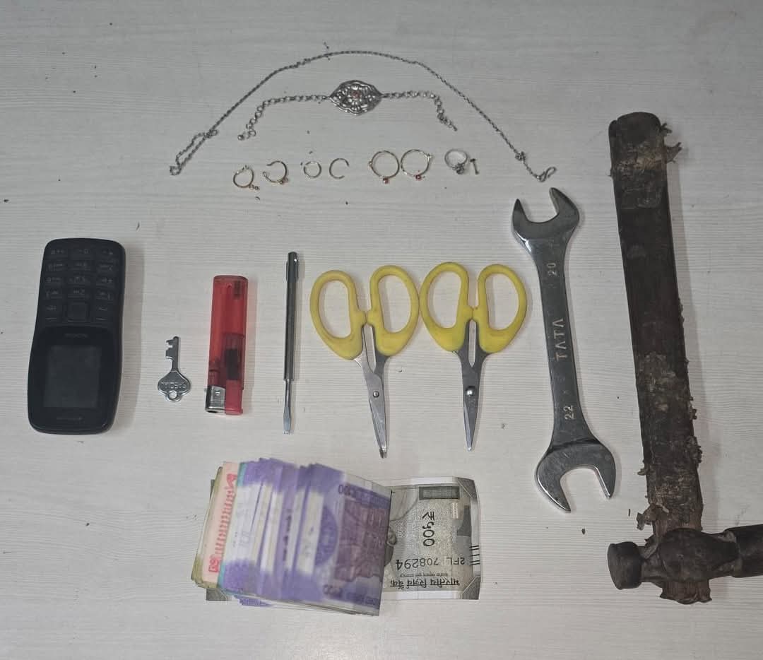 चोरी मामले में दो गिरफ्तार चोरी मामले में दो गिरफ्तार