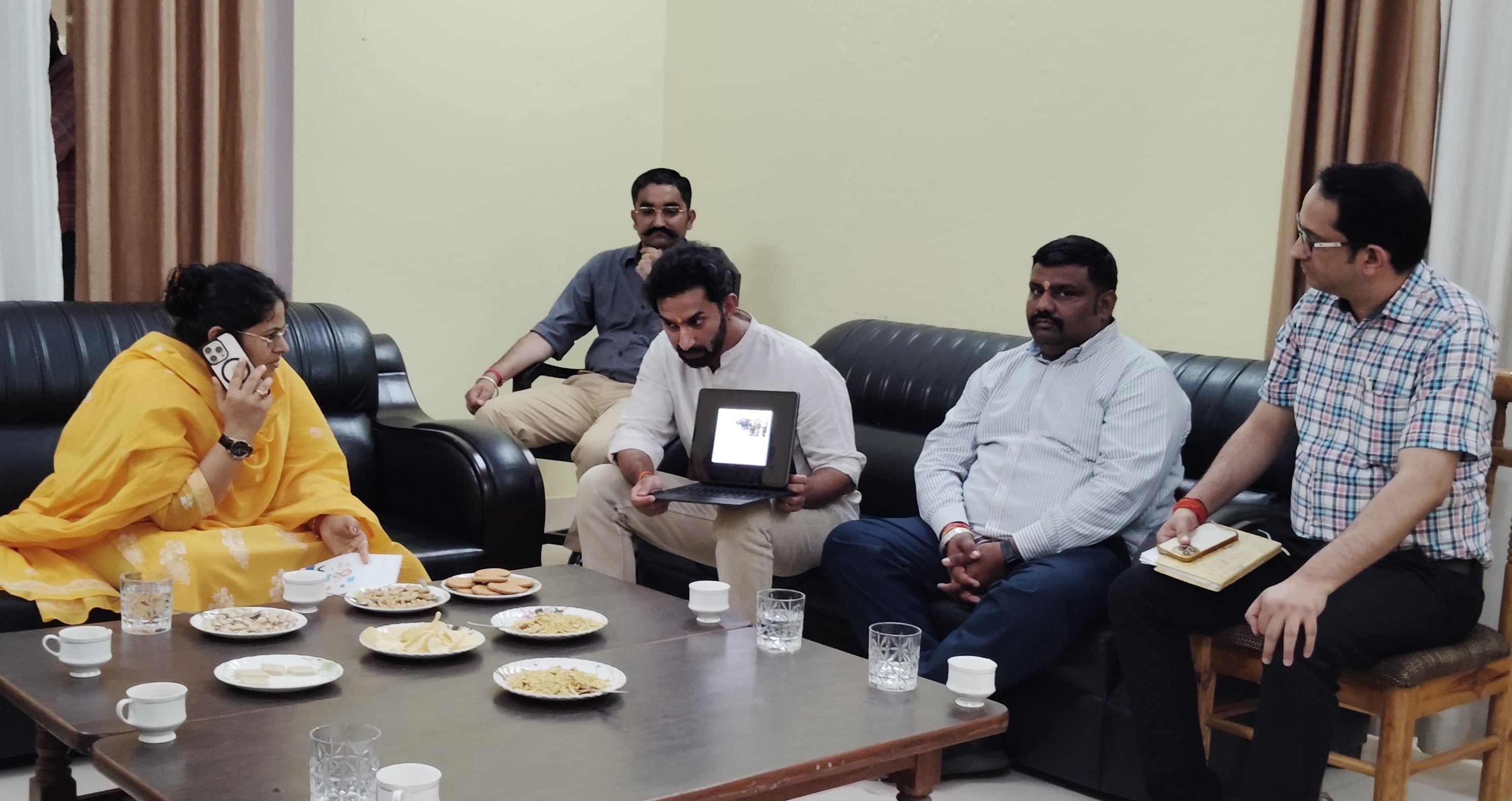 चुनार फोर्ट स्थित डाक बंगला में सूर्यगढ़ कलेक्शन ग्रुप टिम से चर्चा करती डीएम। चुनार फोर्ट स्थित डाक बंगला में सूर्यगढ़ कलेक्शन ग्रुप टिम से चर्चा करती डीएम।