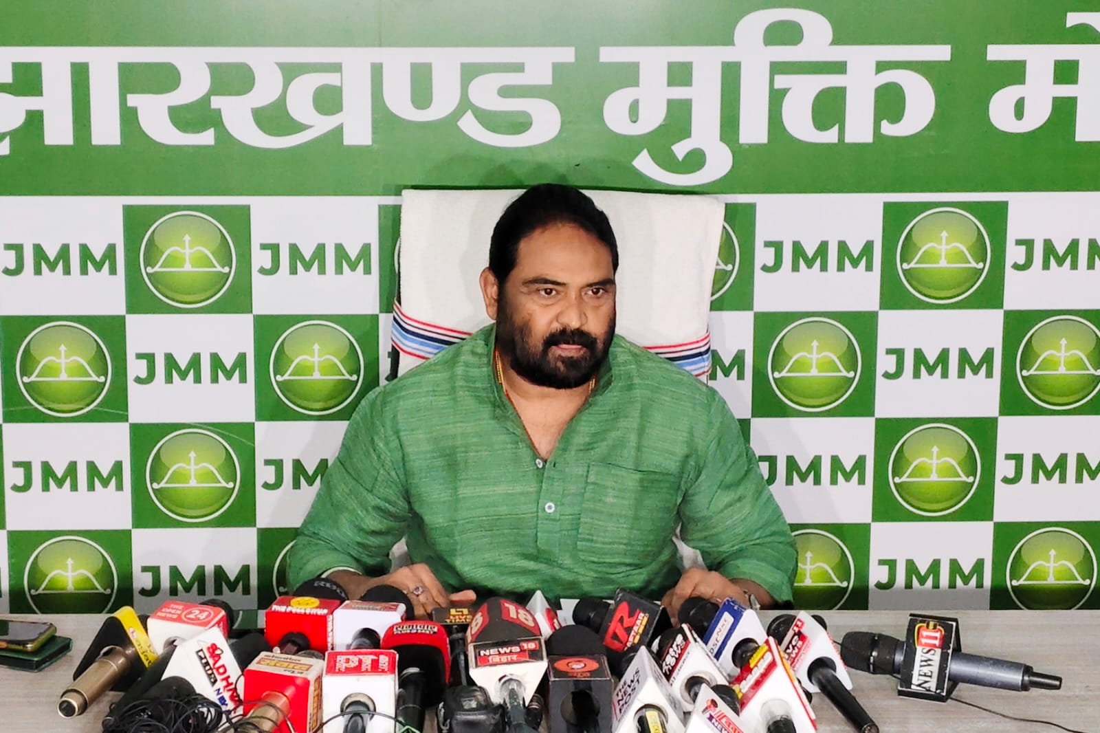 झामुमो नेता विनोद पांडेय प्रेस वार्ता करते हुए झामुमो नेता विनोद पांडेय प्रेस वार्ता करते हुए