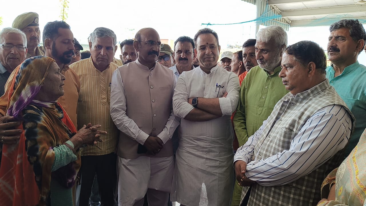 भाजपा नेताओं ने सीमावर्ती शरणार्थी शिविरों का दौरा किया भाजपा नेताओं ने सीमावर्ती शरणार्थी शिविरों का दौरा किया