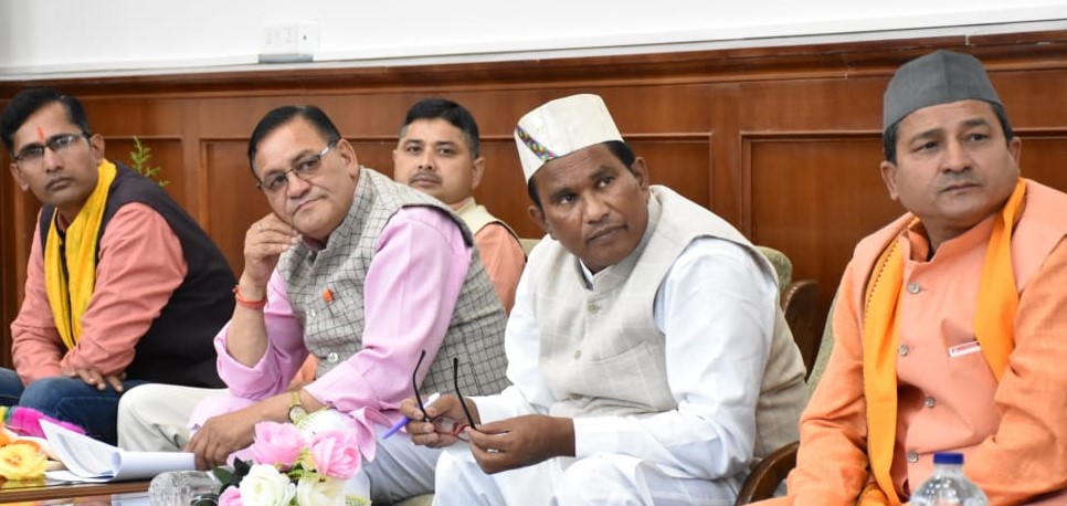भरारीसैण में समाज कल्याण की समीक्षा बैठक लेते हुए। भरारीसैण में समाज कल्याण की समीक्षा बैठक लेते हुए।