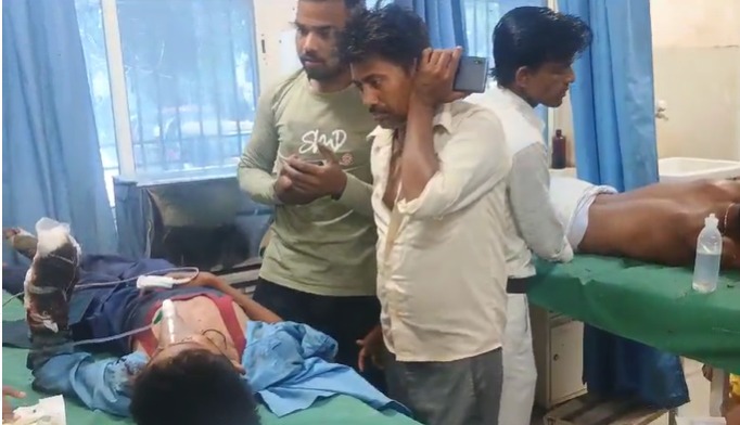 अररिया के फारबिसगंज में बम विस्फोट, 14 वर्षीय बच्चा झुलसा , इलाके में फैला दहशत अररिया के फारबिसगंज में बम विस्फोट, 14 वर्षीय बच्चा झुलसा , इलाके में फैला दहशत