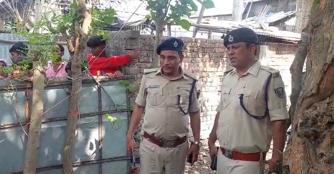 अररिया के फारबिसगंज में बम विस्फोट, 14 वर्षीय बच्चा झुलसा , इलाके में फैला दहशत अररिया के फारबिसगंज में बम विस्फोट, 14 वर्षीय बच्चा झुलसा , इलाके में फैला दहशत