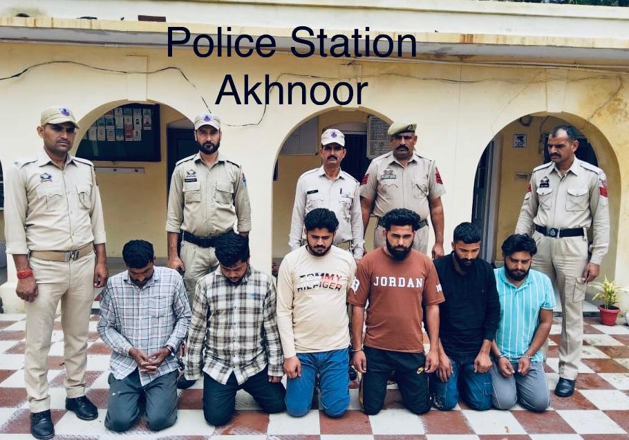 जम्मू पुलिस ने अखनूर में युवक पर जानलेवा हमले में शामिल छह आरोपियों को गिरफ्तार किया जम्मू पुलिस ने अखनूर में युवक पर जानलेवा हमले में शामिल छह आरोपियों को गिरफ्तार किया