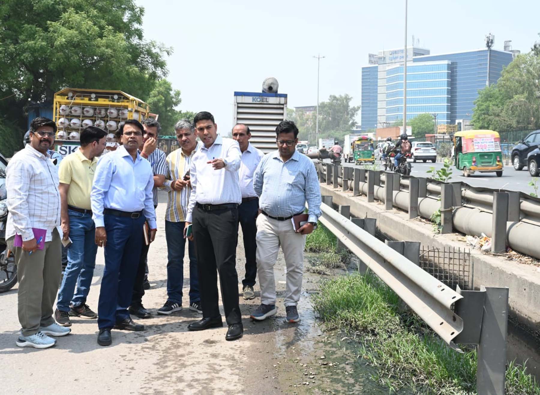 गुरुग्राम में एनएच-48 स्थित नरसिंहपुर क्षेत्र में मॉनसून की तैयारियों का निरीक्षण करते निगमायुक्त प्रदीप दहिया। गुरुग्राम में एनएच-48 स्थित नरसिंहपुर क्षेत्र में मॉनसून की तैयारियों का निरीक्षण करते निगमायुक्त प्रदीप दहिया।