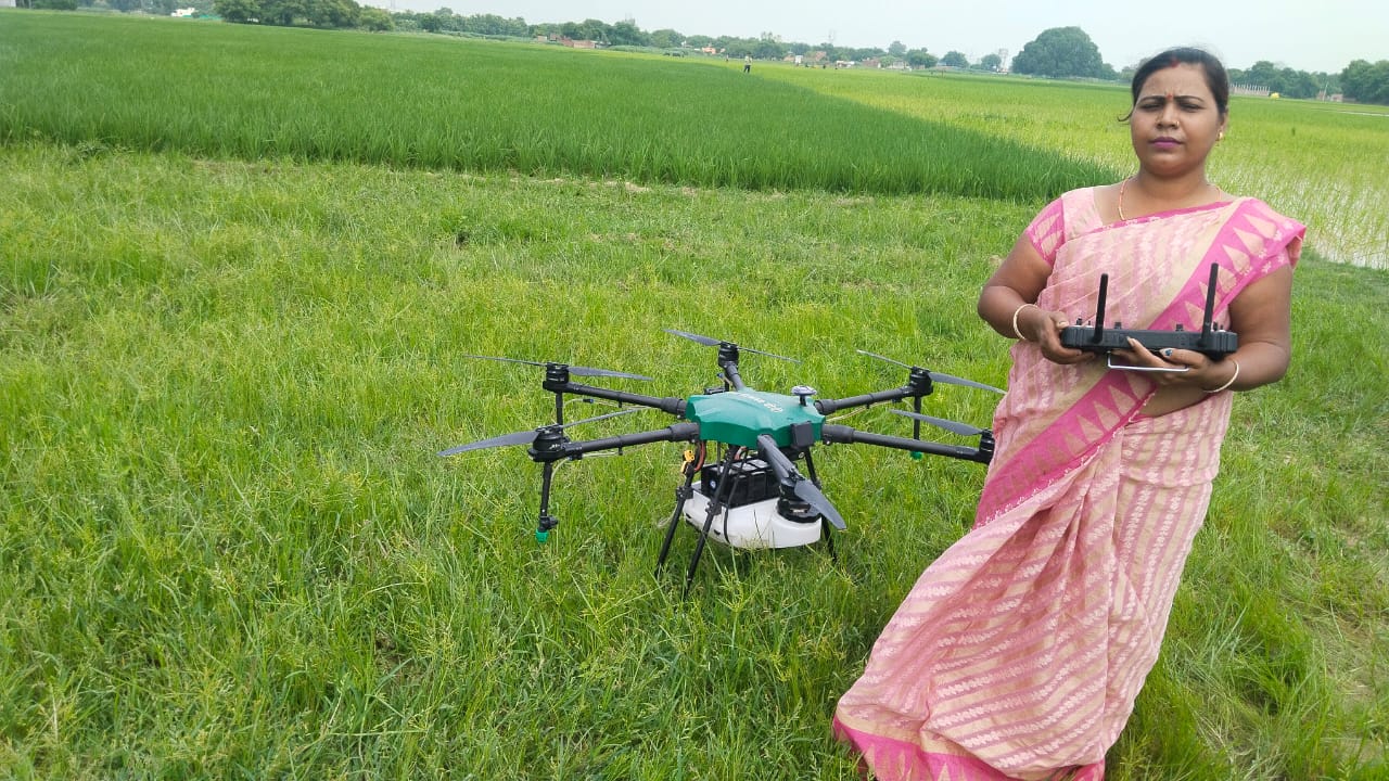 खेत में ड्रोन दीदी खेत में ड्रोन दीदी