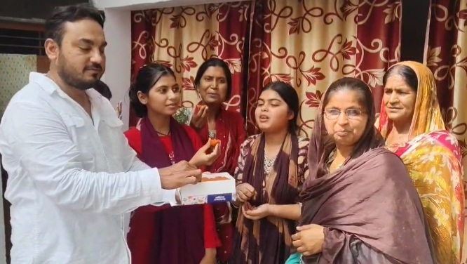 मिठाईयां खिलाते लोग मिठाईयां खिलाते लोग
