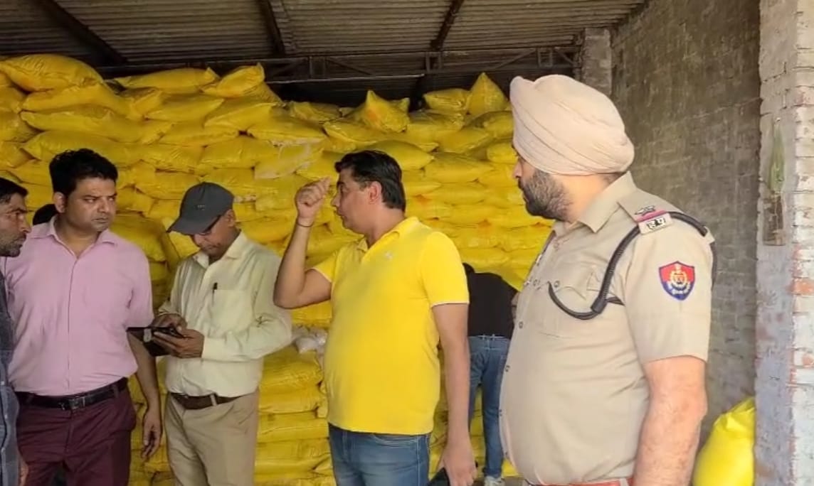 गोदाम से बरामद कृषि यूरिया खाद गोदाम से बरामद कृषि यूरिया खाद