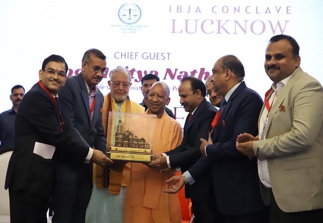 इबजा कान्क्लेवब में पहुंचे मुख्यमंत्री योगी इबजा कान्क्लेवब में पहुंचे मुख्यमंत्री योगी