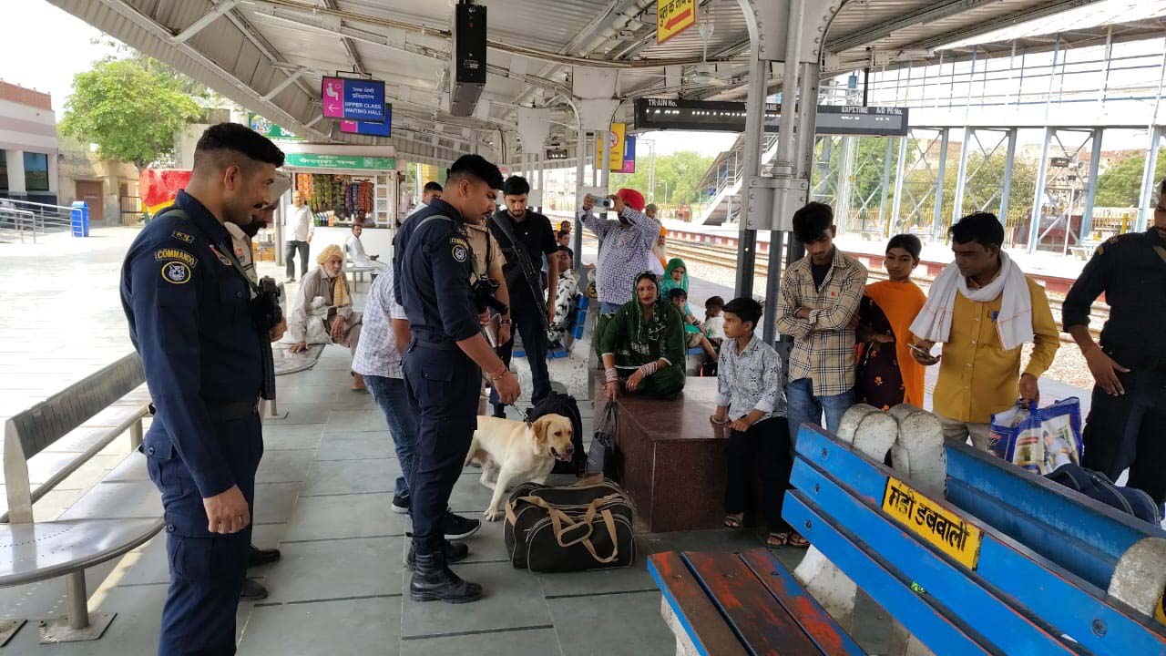 रेलवे स्टेशन पर तलाशी अभियान चलाते पुलिसकर्मी। रेलवे स्टेशन पर तलाशी अभियान चलाते पुलिसकर्मी।