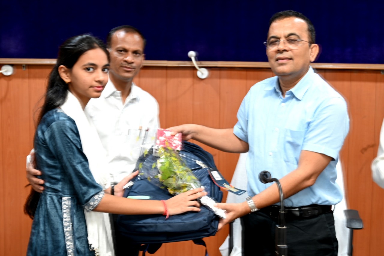 जांजगीर कलेक्टर जन्मेजय महोबे ने बोर्ड परीक्षा में प्रदेश की प्रावीण्य सूची में स्थान प्राप्त करने वाले विद्यार्थियों से मुलाकात कर उन्हें सम्मानित किया जांजगीर कलेक्टर जन्मेजय महोबे ने बोर्ड परीक्षा में प्रदेश की प्रावीण्य सूची में स्थान प्राप्त करने वाले विद्यार्थियों से मुलाकात कर उन्हें सम्मानित किया