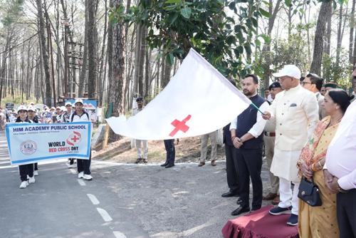 राज्यपाल हमीरपुर में ज़िला रेडक्रॉस सोसायटी द्वारा आयोजित रैली को हरी झंडी दिखाकर रवाना करते हुए राज्यपाल हमीरपुर में ज़िला रेडक्रॉस सोसायटी द्वारा आयोजित रैली को हरी झंडी दिखाकर रवाना करते हुए