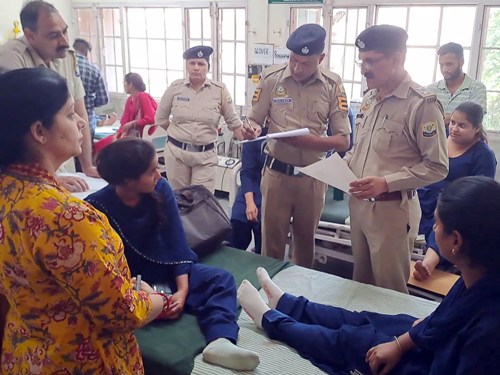 घायल छात्राएं अस्पताल में उपचार के दौरान, पुलिस कार्रवाई करती हुई। घायल छात्राएं अस्पताल में उपचार के दौरान, पुलिस कार्रवाई करती हुई।