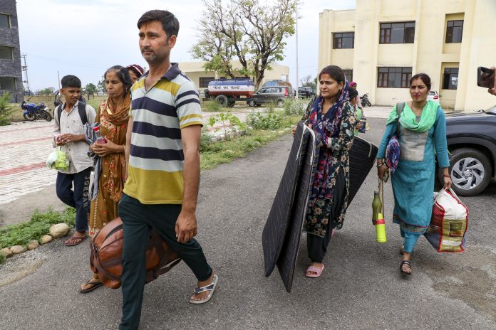 विस्थापित सीमा निवासियों के लिए मस्जिदें, मदरसे खुले Short Description विस्थापित सीमा निवासियों के लिए मस्जिदें, मदरसे खुले Short Description
