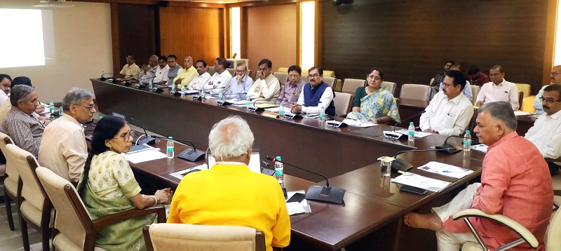 विश्वविद्यालयों के आर्थिक सुदृढ़ीकरण के संबंध में गठित समिति की बैठक विश्वविद्यालयों के आर्थिक सुदृढ़ीकरण के संबंध में गठित समिति की बैठक