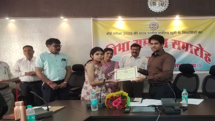 बालाघाटः प्रदेश की प्रावीण्य सूची में नाम रौशन करने वाले टॉपर्स को कलेक्टर ने दी बधाई और टिप्स