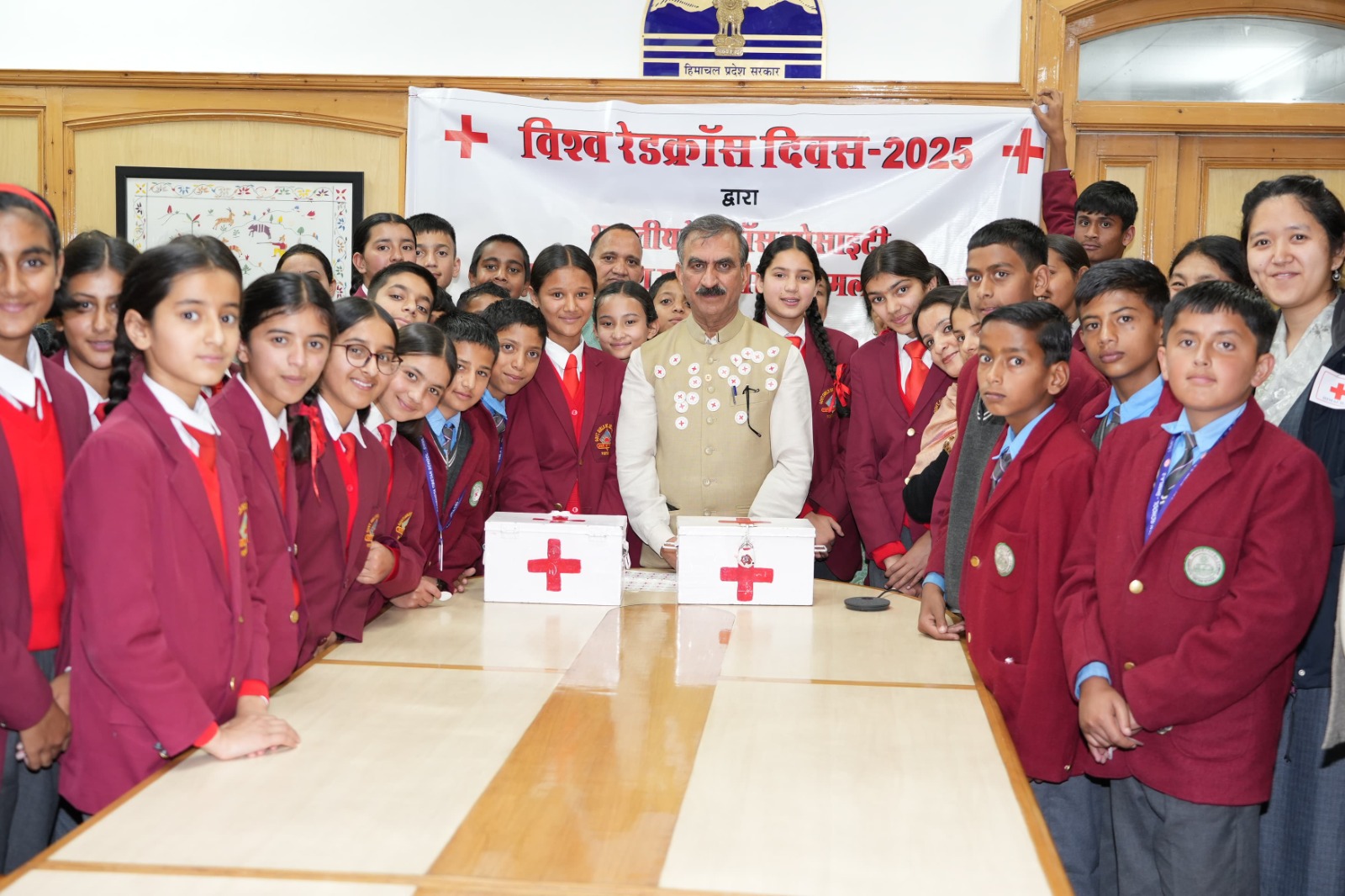 रेड क्रॉस दिवस पर बच्चों से मिलते मुख्यमंत्री रेड क्रॉस दिवस पर बच्चों से मिलते मुख्यमंत्री