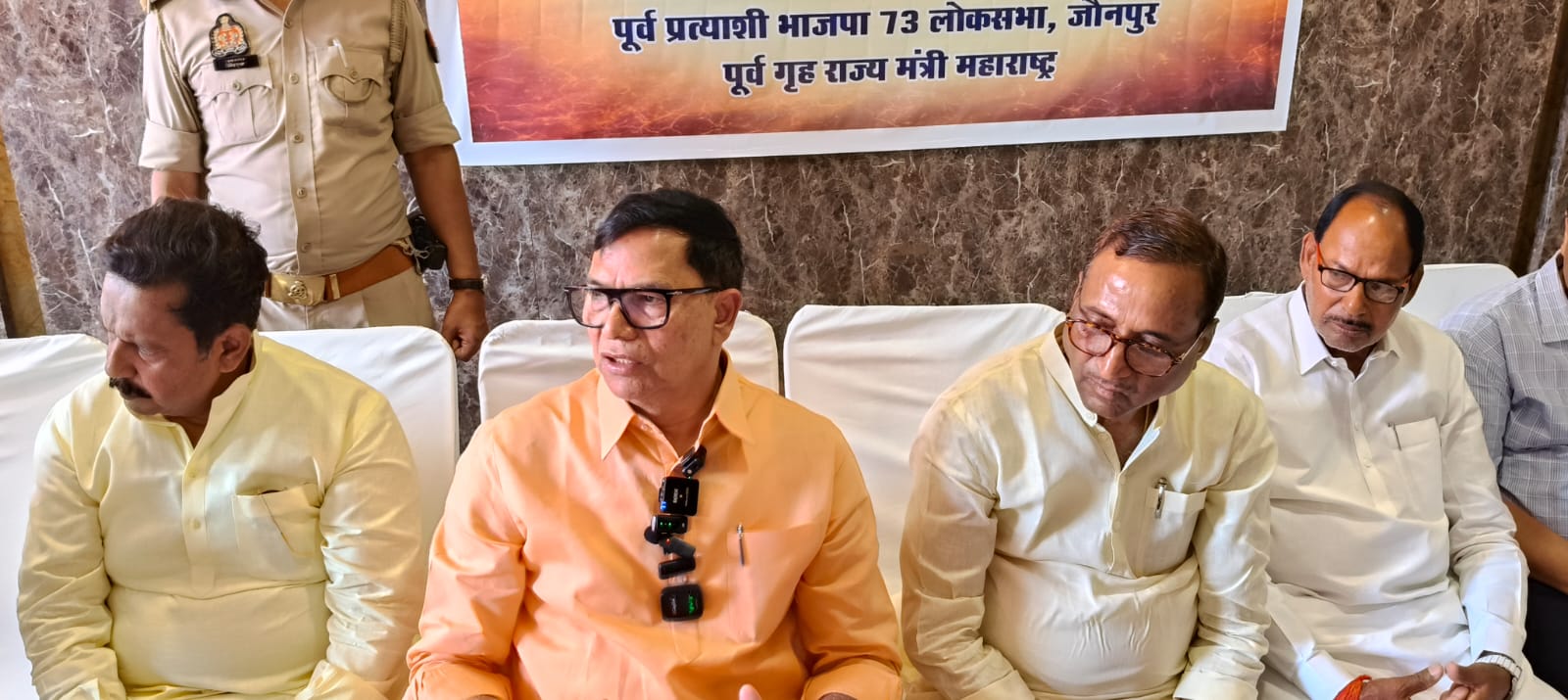 पत्रकारों से बातचीत करते हुए कृपा शंकर सिंह पत्रकारों से बातचीत करते हुए कृपा शंकर सिंह