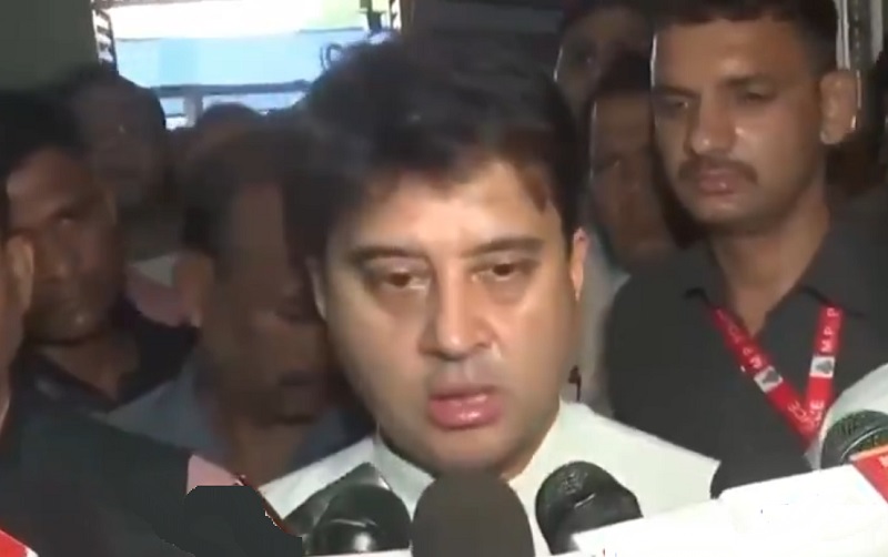 ग्वालियर में मीडिया से बात करते हुए सिंधिया ग्वालियर में मीडिया से बात करते हुए सिंधिया