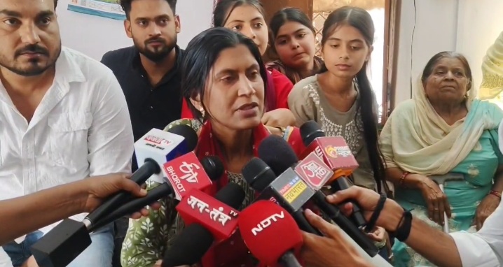 पत्रकारों से वार्ता करती कर्नल सोफिया की चचेरी बहन