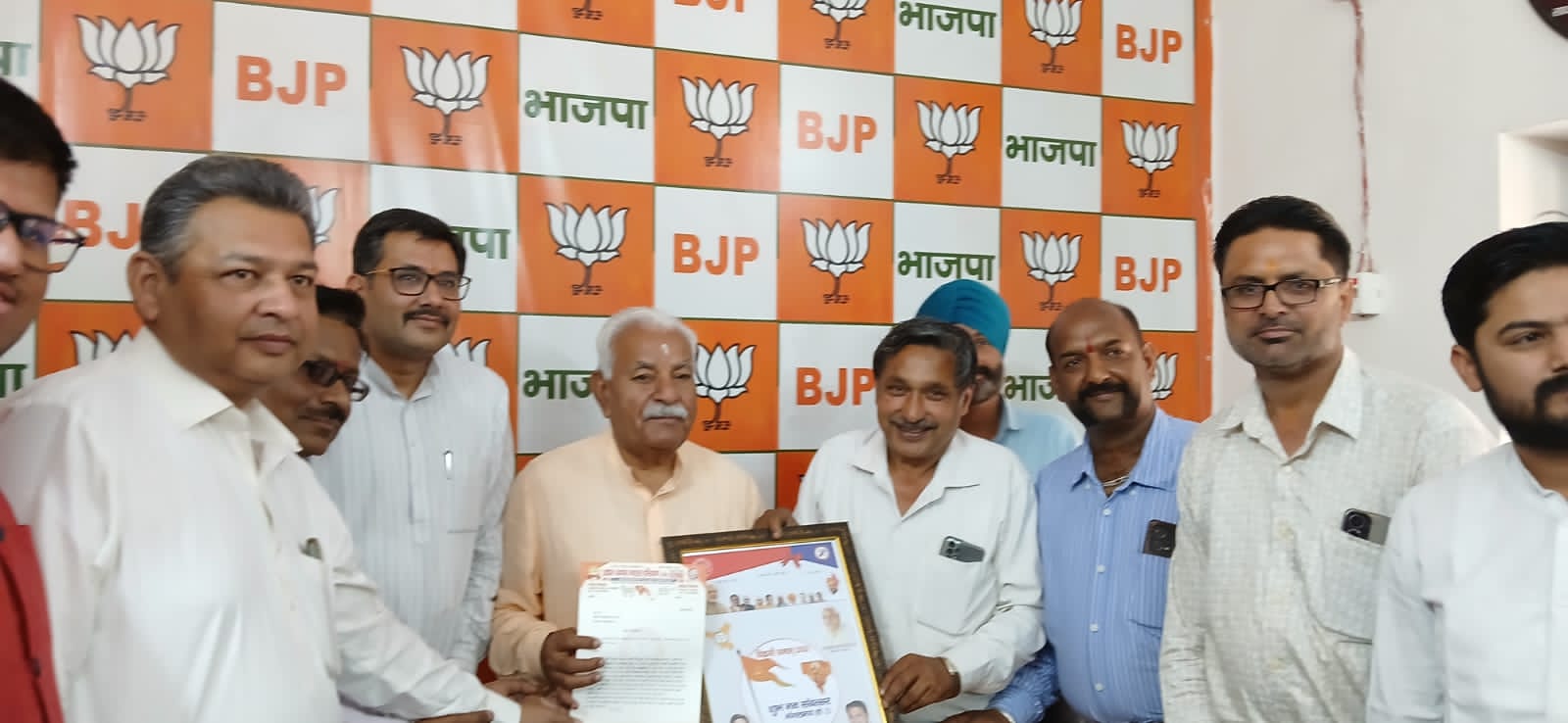 ज्ञापन देते हुए व्यापारी ज्ञापन देते हुए व्यापारी