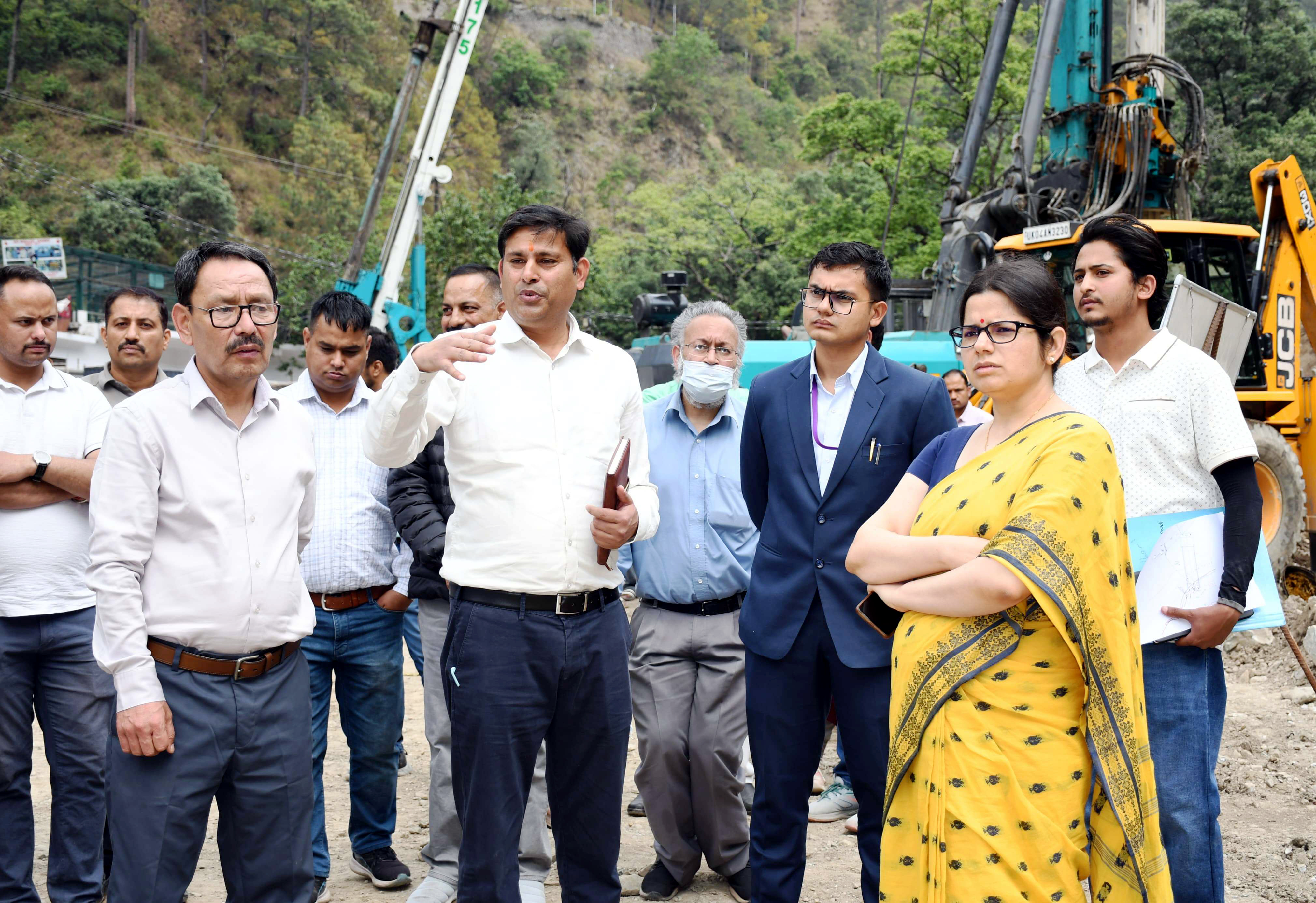 कैंची धाम में विकास कार्यों का निरीक्षण करतीं डीएम वंदना सिंह। कैंची धाम में विकास कार्यों का निरीक्षण करतीं डीएम वंदना सिंह।
