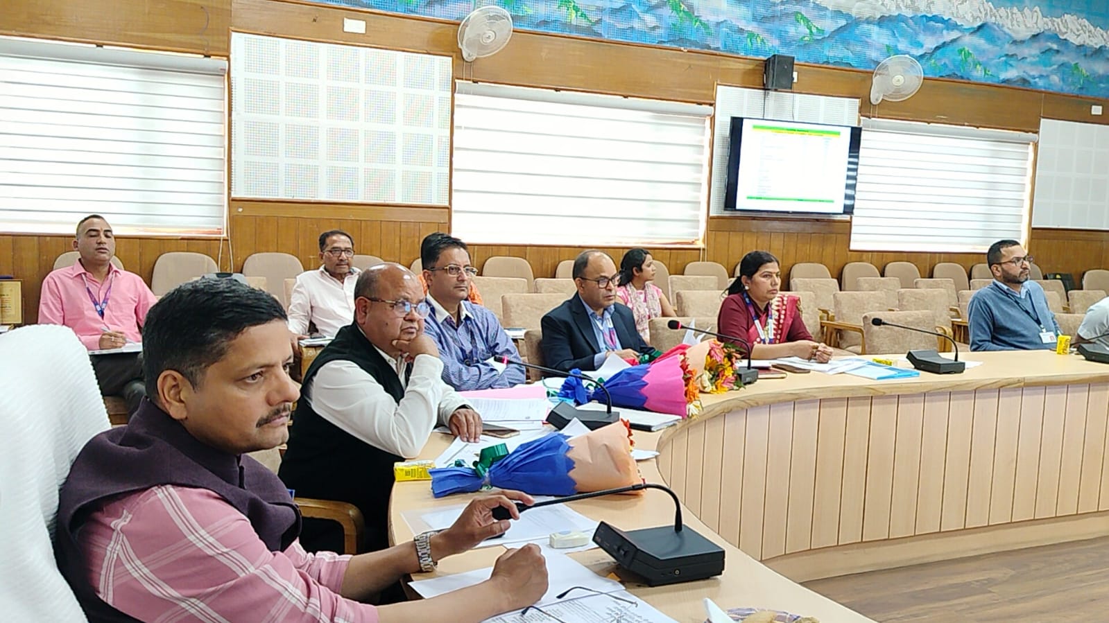 पौड़ी में बैंक अधिकारियों की बैठक लेते सीडीओ पौड़ी में बैंक अधिकारियों की बैठक लेते सीडीओ