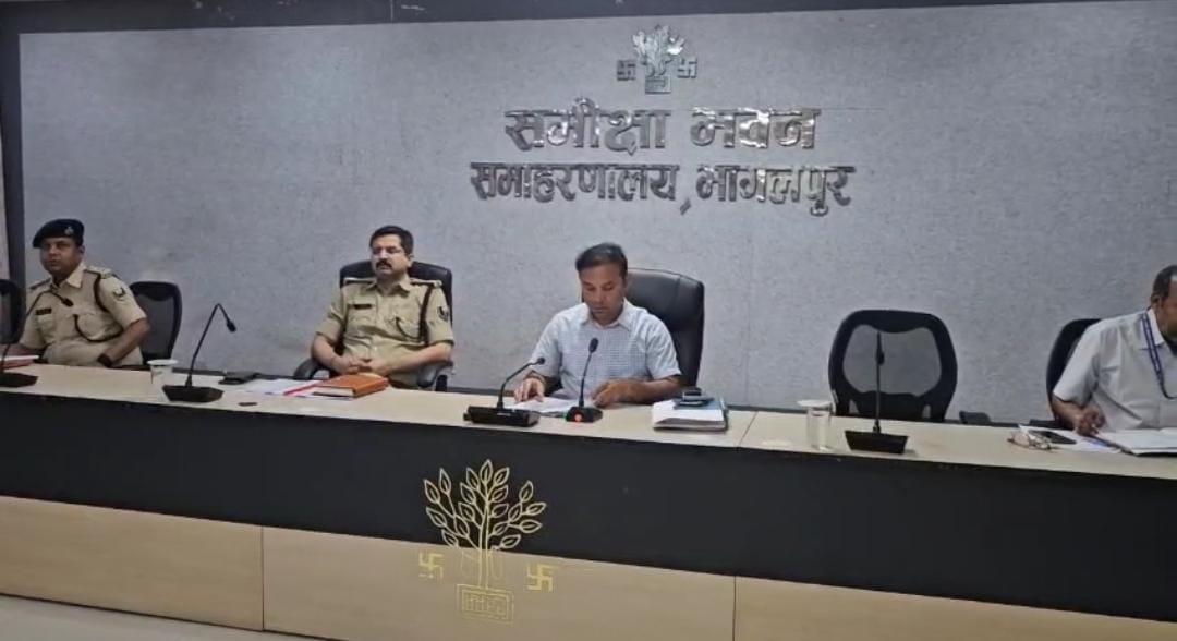 बैठक करते जिलाधिकारी बैठक करते जिलाधिकारी