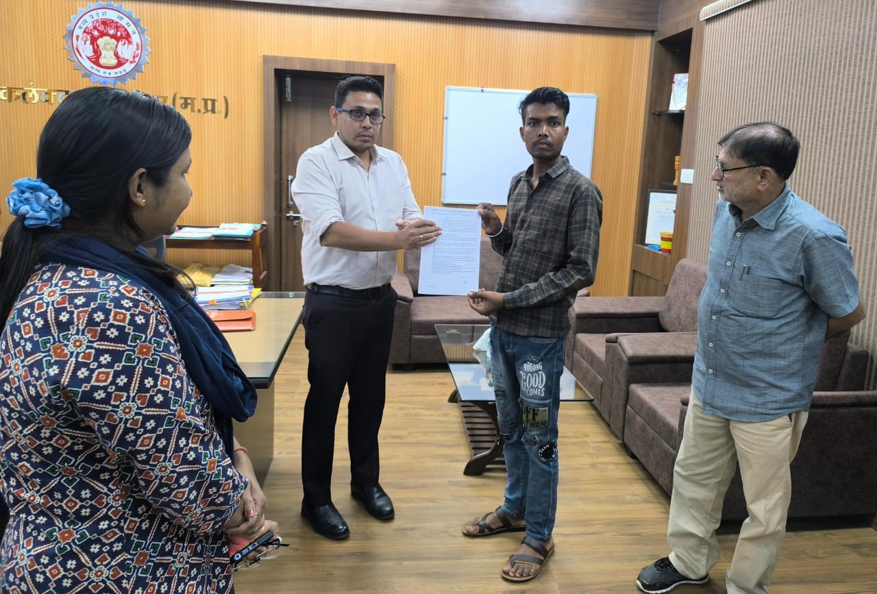 अनुकम्पा नियुक्ति पत्र साैपते कलेक्टर अनुकम्पा नियुक्ति पत्र साैपते कलेक्टर