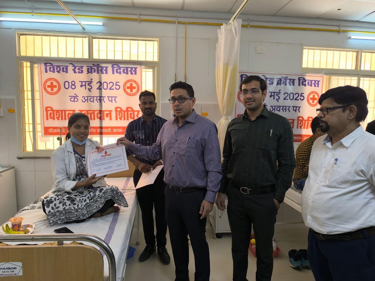 रेडक्रास दिवस पर रक्तदान के बाद प्रमाण पत्र देते कलेक्टर रेडक्रास दिवस पर रक्तदान के बाद प्रमाण पत्र देते कलेक्टर