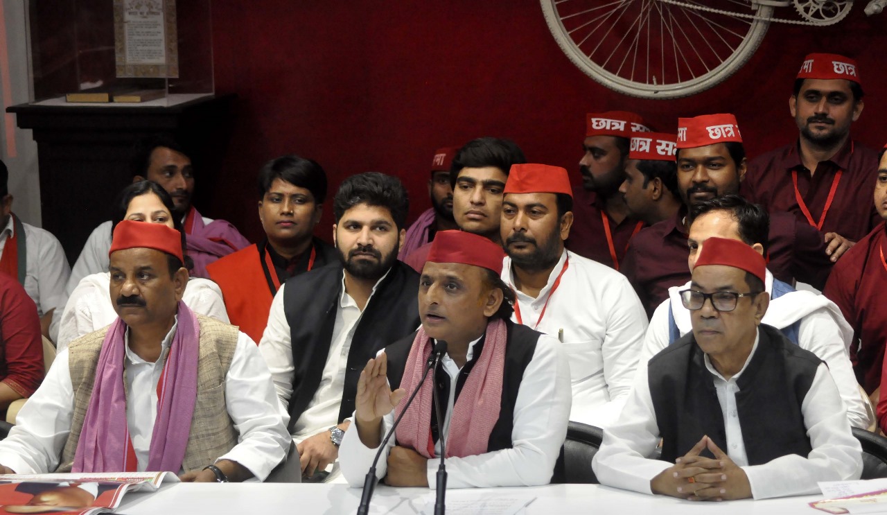 अखिलेश यादव पार्टी मुख्यालय में पत्रकारों को संबोधित अखिलेश यादव पार्टी मुख्यालय में पत्रकारों को संबोधित
