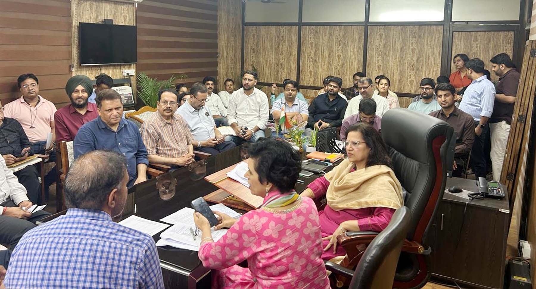 गुरुग्राम स्थित अपने कार्यालय में सरकारी व निजी अस्पताल के अधिकारियों के साथ बैठक करतीं सिविल सर्जन डा. अलका सिंह। गुरुग्राम स्थित अपने कार्यालय में सरकारी व निजी अस्पताल के अधिकारियों के साथ बैठक करतीं सिविल सर्जन डा. अलका सिंह।