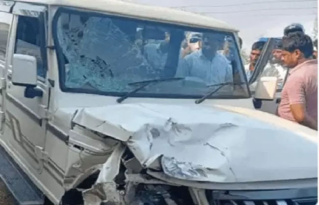 हादसे के बाद खड़ी बोलेरो हादसे के बाद खड़ी बोलेरो