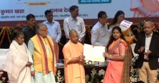 सहायक अध्यापक को नियुक्ति पत्र सौंपते मुख्यमंत्री सहायक अध्यापक को नियुक्ति पत्र सौंपते मुख्यमंत्री