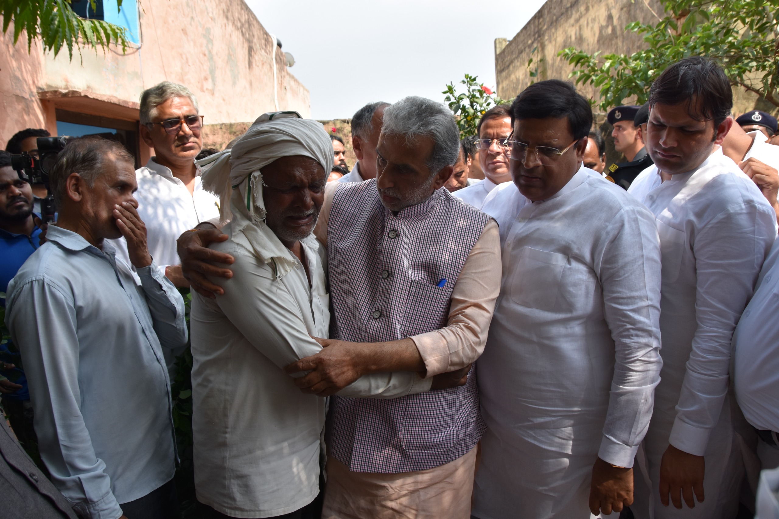 शाहिद लाइंस नायक दिनेश कुमार शर्मा के पिता का हौसला बनाते हुए