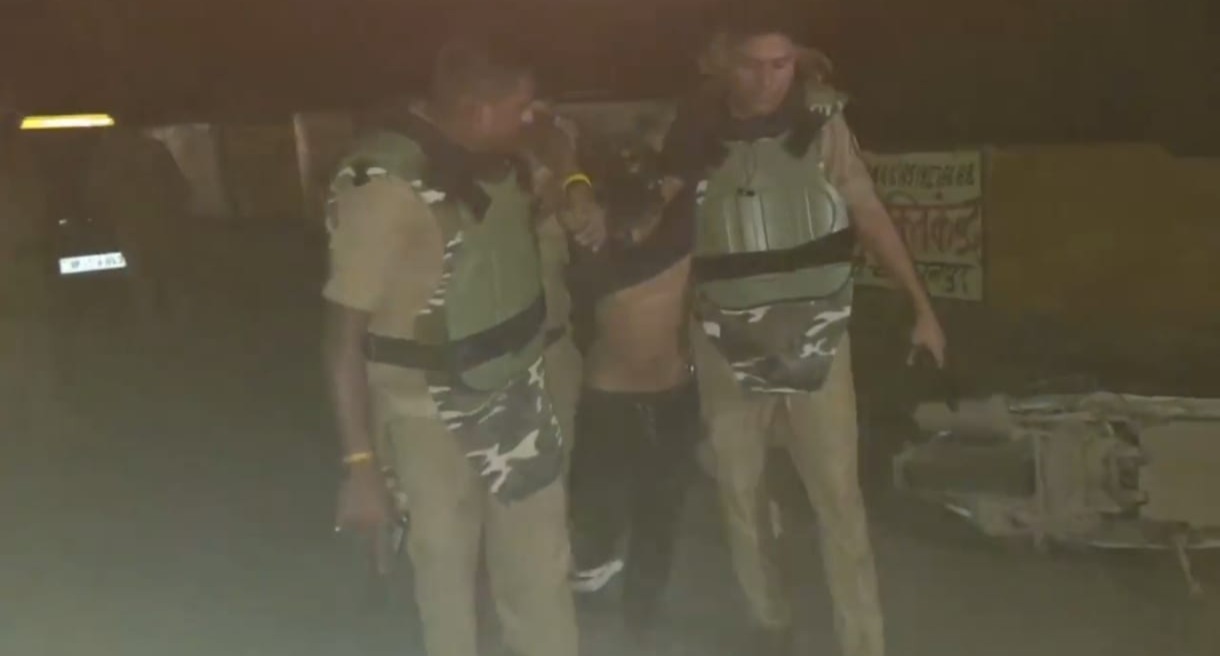 पुलिस की गिरफ्त में आरोपित पुलिस की गिरफ्त में आरोपित
