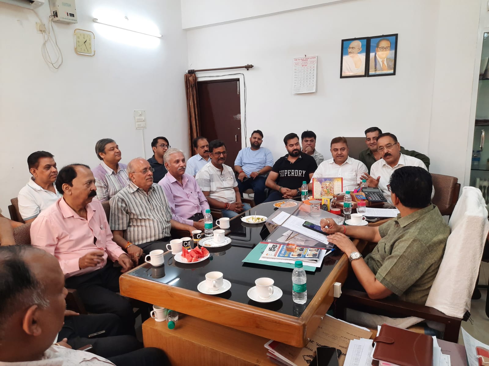 जीएसटी अधिकारियों से वार्ता करते व्यापारी जीएसटी अधिकारियों से वार्ता करते व्यापारी