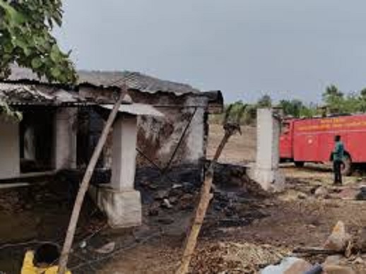 कच्चे मकान में लगी भीषण आग कच्चे मकान में लगी भीषण आग