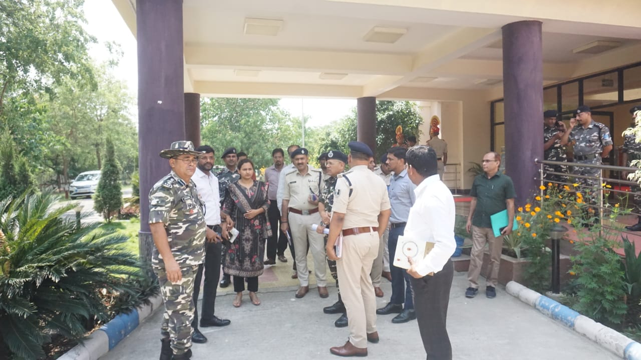 डीएम एवं एसपी ने भारत नेपाल सीमा का किया निरीक्षण, प्रशासन के कई अधिकारी रहे मौजूद डीएम एवं एसपी ने भारत नेपाल सीमा का किया निरीक्षण, प्रशासन के कई अधिकारी रहे मौजूद