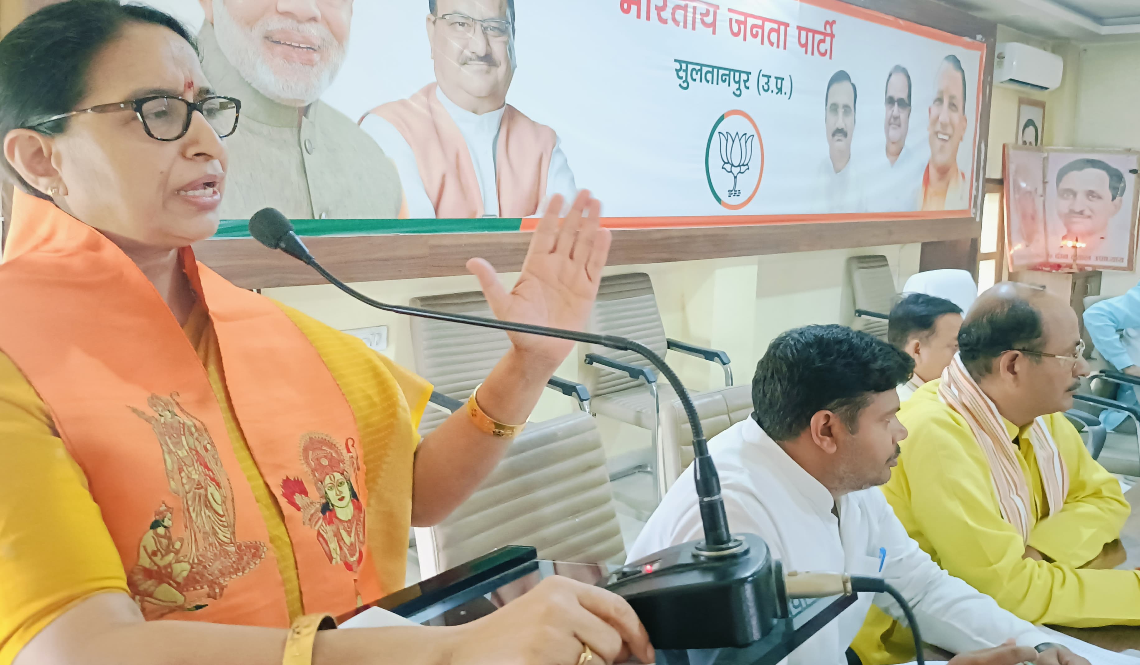 संबोधित करती हुई मीना चौबे संबोधित करती हुई मीना चौबे