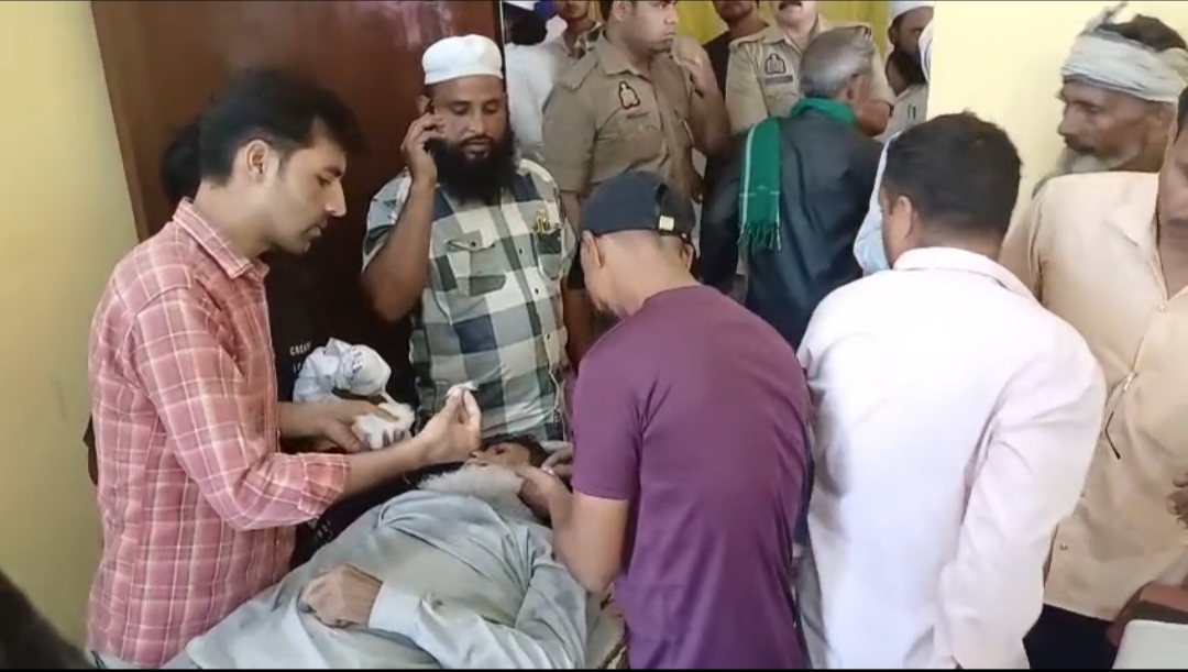 नहटौर सीएचसी में गम्भीर घायल का इलाज करते हुए नहटौर सीएचसी में गम्भीर घायल का इलाज करते हुए