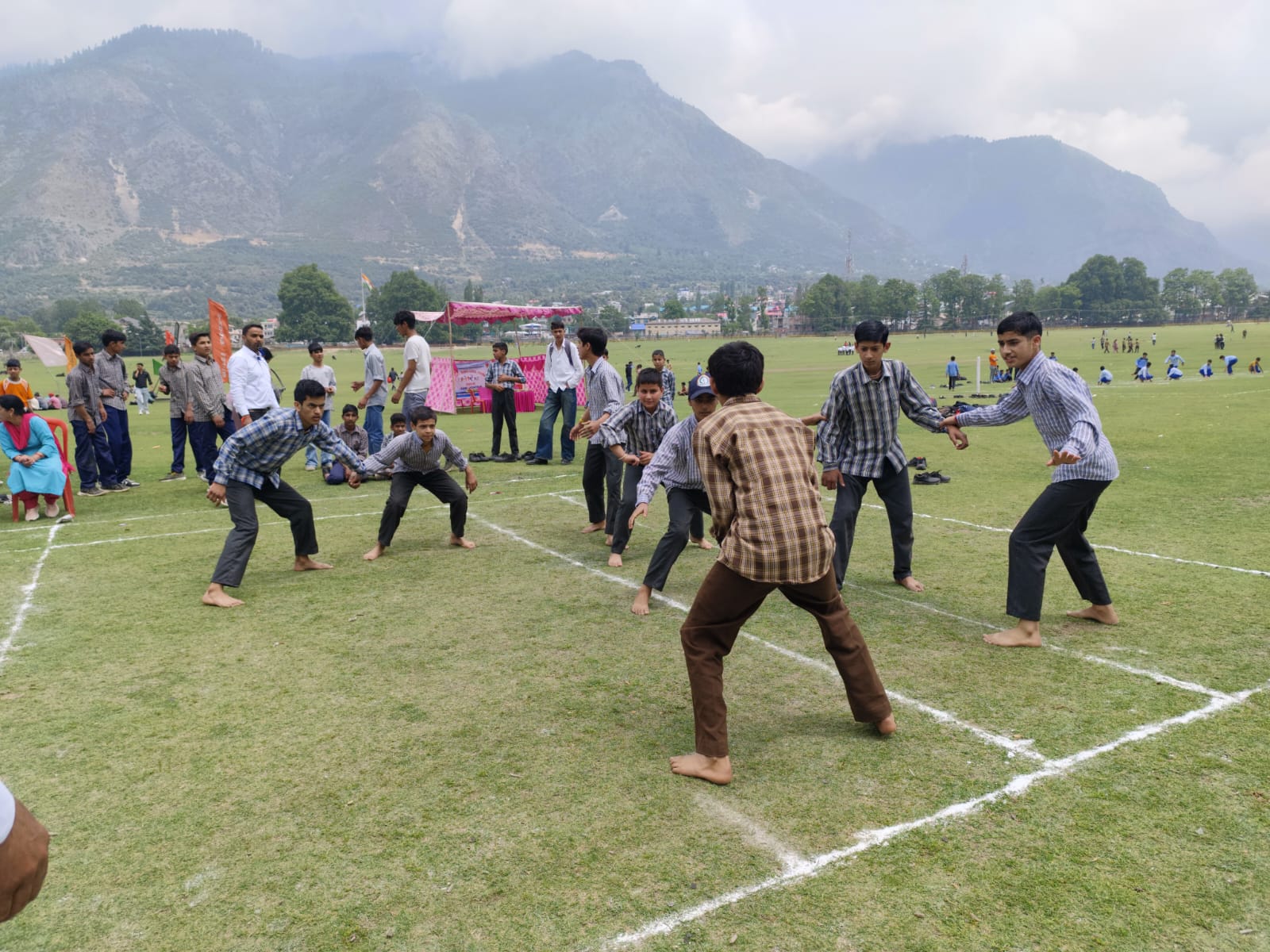किशतवाड में खेलाें में भाग लेते छातर् किशतवाड में खेलाें में भाग लेते छातर्