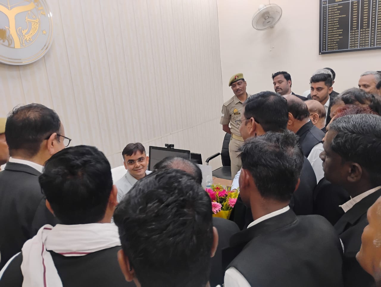 जिलाधिकारी को पत्रक सौंपते अधिवक्ता जिलाधिकारी को पत्रक सौंपते अधिवक्ता