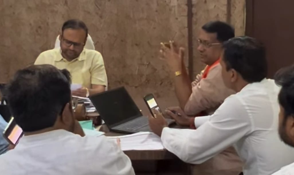 अधीक्षण अभियंता से मिलते विधायक अधीक्षण अभियंता से मिलते विधायक