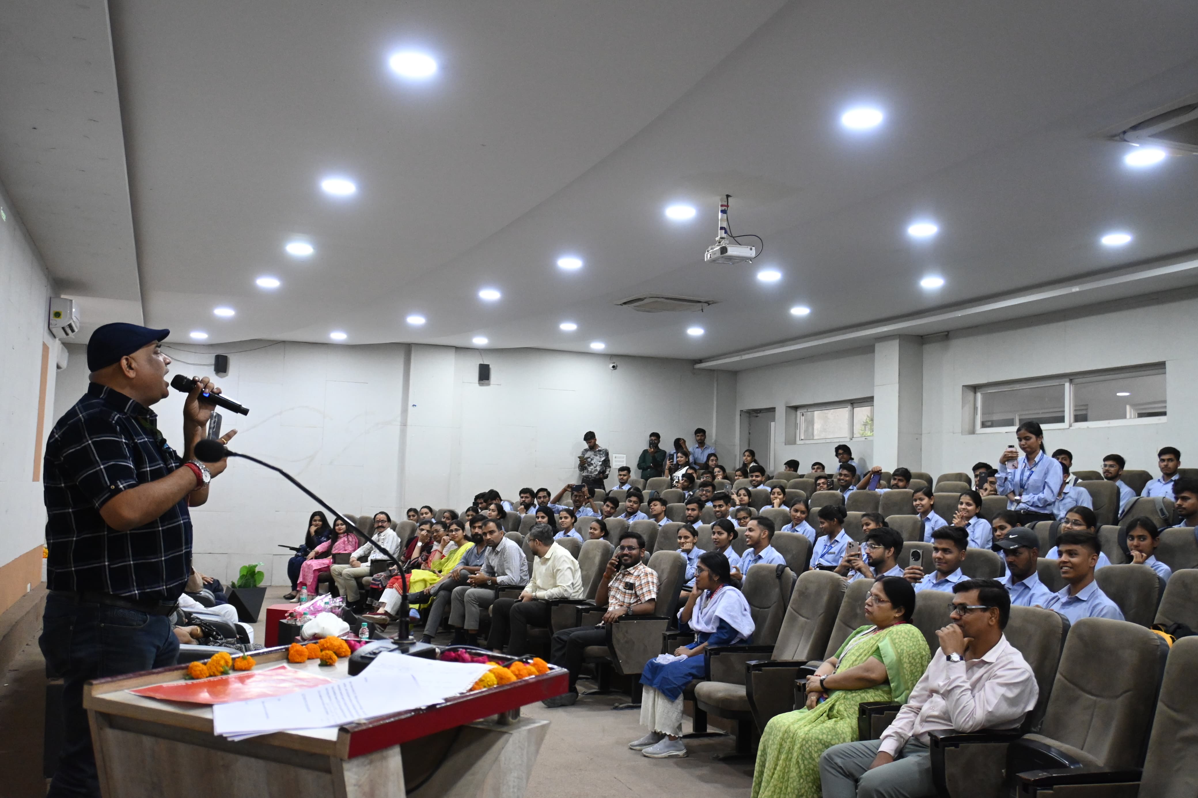 यूनाइटेड संगोष्ठी में कविता पाठ करने का छाया चित्र यूनाइटेड संगोष्ठी में कविता पाठ करने का छाया चित्र