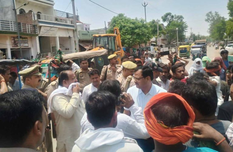 सड़क पर शव रखकर जाम लगाया सड़क पर शव रखकर जाम लगाया